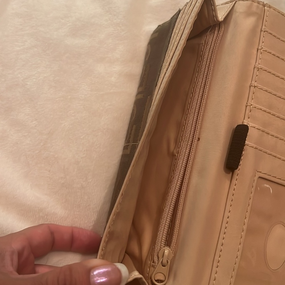 Liz Claiborne wallet - Picture 4 of 7
